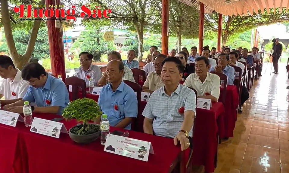 Trao quyết định công nhận Ban Vận động thành lập Trung tâm Sinh vật cảnh Đồng bằng Sông Cửu Long